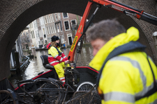 909458 Afbeelding van het opdreggen van fietswrakken uit de Oudegracht te Utrecht door de Gemeentelijke Reinigings- en ...